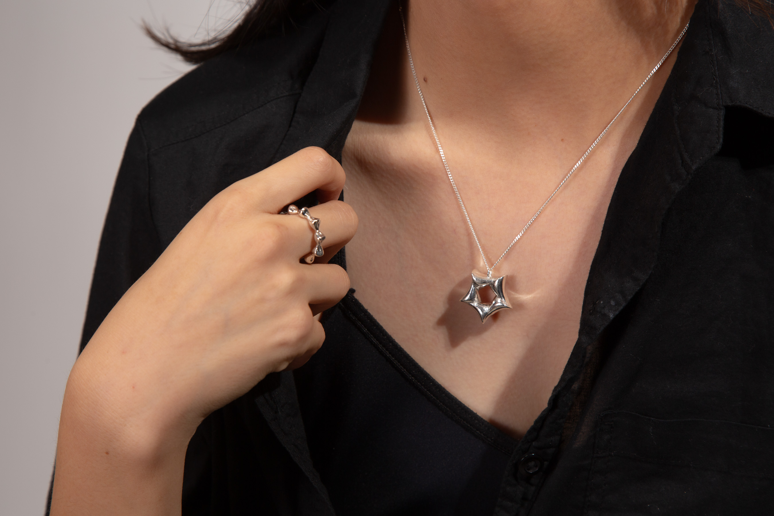 Modelo con piezas de joyería